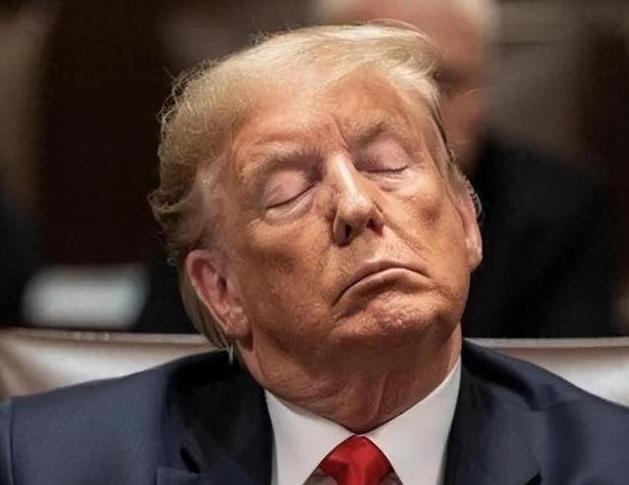 一艘装着美国卖给台湾第一批军火的货轮，正往台湾海峡开过来。美国那边早就放了狠话，