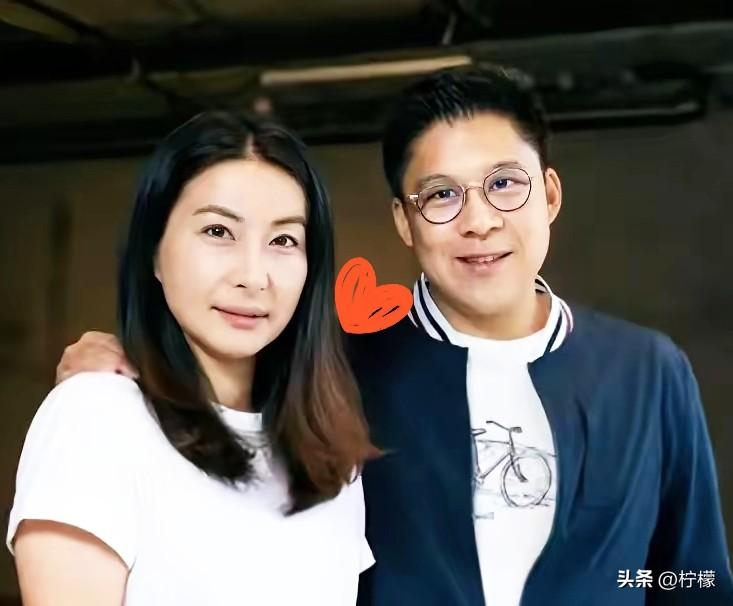 霍启刚近日访谈中提到：
“刚给了儿子一部手机用。
因为小学快毕业了，同学们都在用