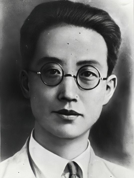 一同参观瞿秋白纪念馆，朋友问道：“瞿秋白相当于什么地位？”淡然一笑：“他是党内极