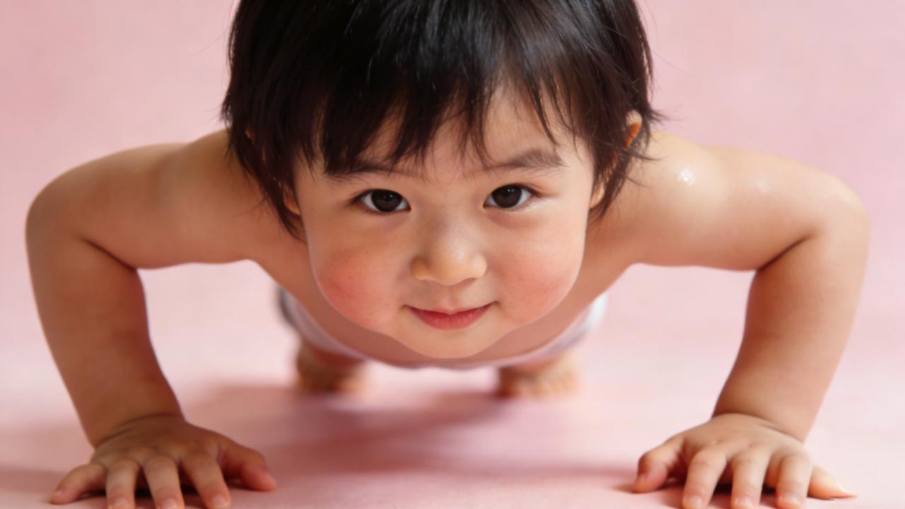 5岁萌娃圈粉千万！瑶一瑶小肉包晒俯卧撑挑战，软萌外表藏超强体能
 
马年春节假期