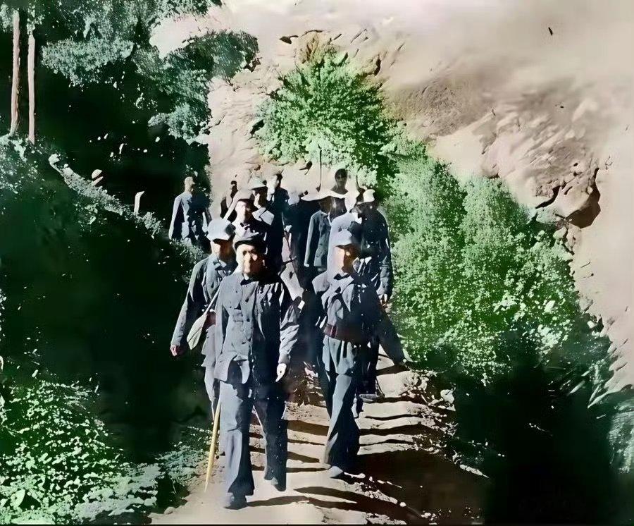 毛主席带领部队在陕北大地转战行军 