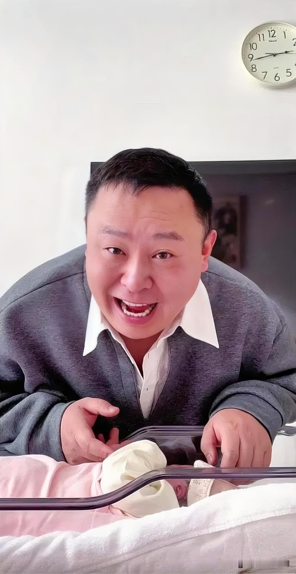 44岁阎鹤祥官宣当爸，幸福满溢

1月13日，相声演员阎鹤祥在社交平台官宣当爸。