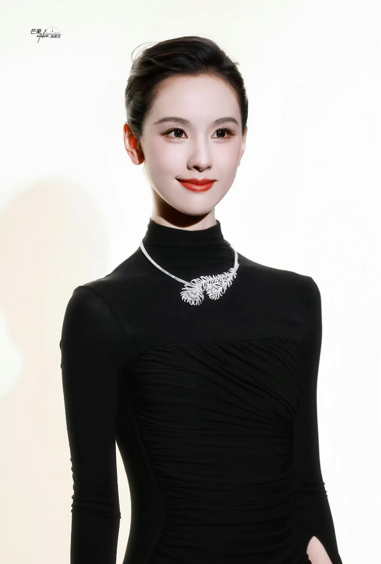 陈都灵佩戴Boucheron高级珠宝出席品牌新店开幕活动，一袭黑裙勾勒身材的同时