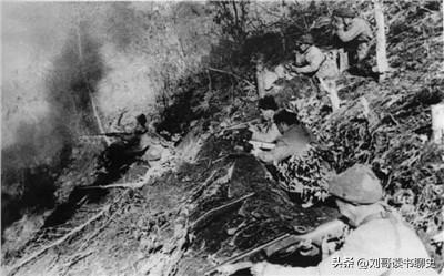 50军入朝3.3万人，汉江一战打完，只剩1万。

军长曾泽生站在阵地上，看着撤下