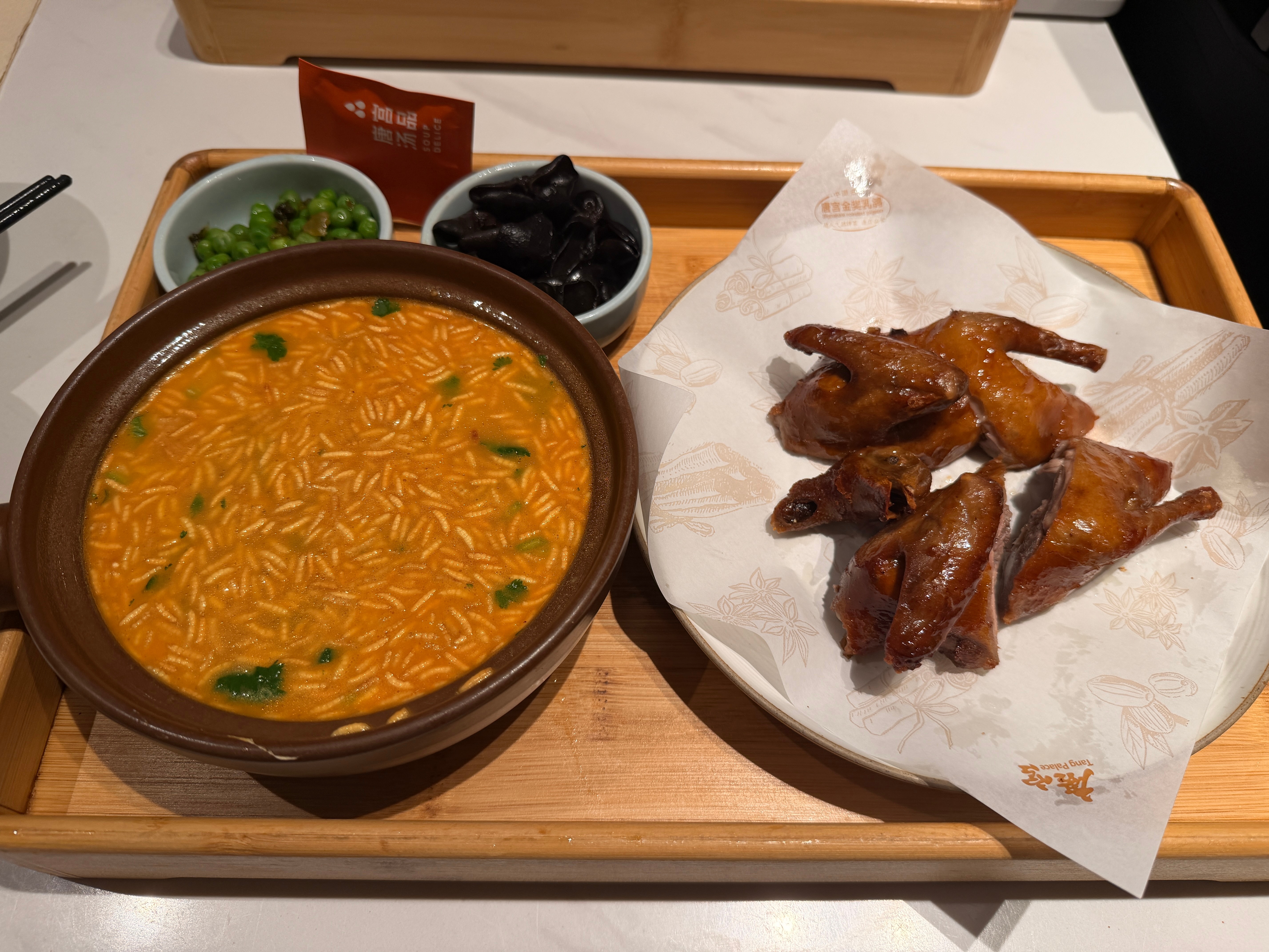 机场整口吃的，118元乳鸽套餐～在上海虹桥机场我觉得这分量还可以了！ 