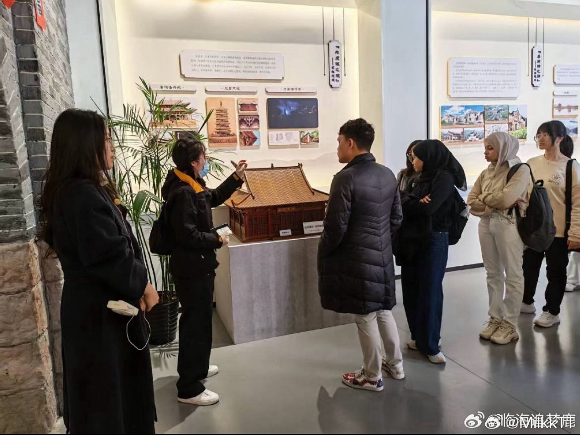 临海古建一刨一凿传匠心惊艳马来学子马来西亚学子走进临海汇溪镇古建营造技艺博物馆参
