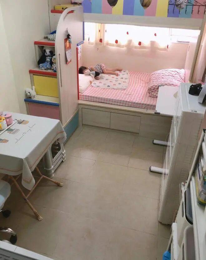 最近刷到博主@HK 呆呆的家，心里猛地一酸。在香港，一家三口挤在10㎡的劏房里，