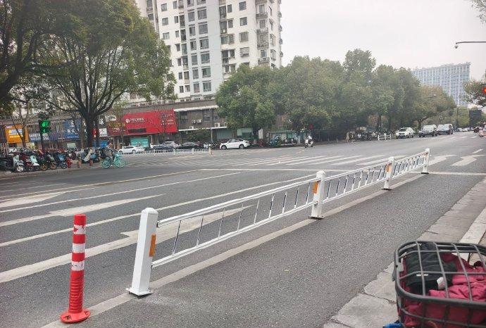 “小朋友过马路一定要紧紧牵着我的手哦！”
“哎呀，我都多大了，又不是小孩子啦。”