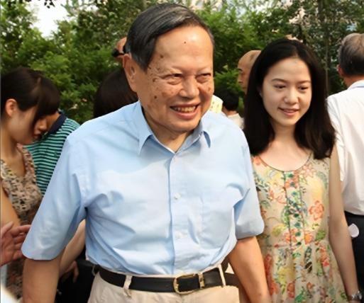 百岁杨翁的婚姻，曾惹争议无数，如今却成了科学与爱情的佳话。
想当年，82岁的杨振