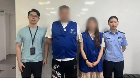 浙江宁波，一摊主在路边卖西瓜，有个女的过来挑瓜，用手对着西瓜咔咔一顿拍打，摊主看