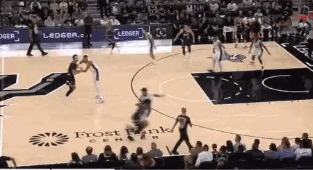 奥拉迪波是真想要NBA合同啊，开局连得6分。龙狮参加nba季前赛广州龙狮篮球俱乐