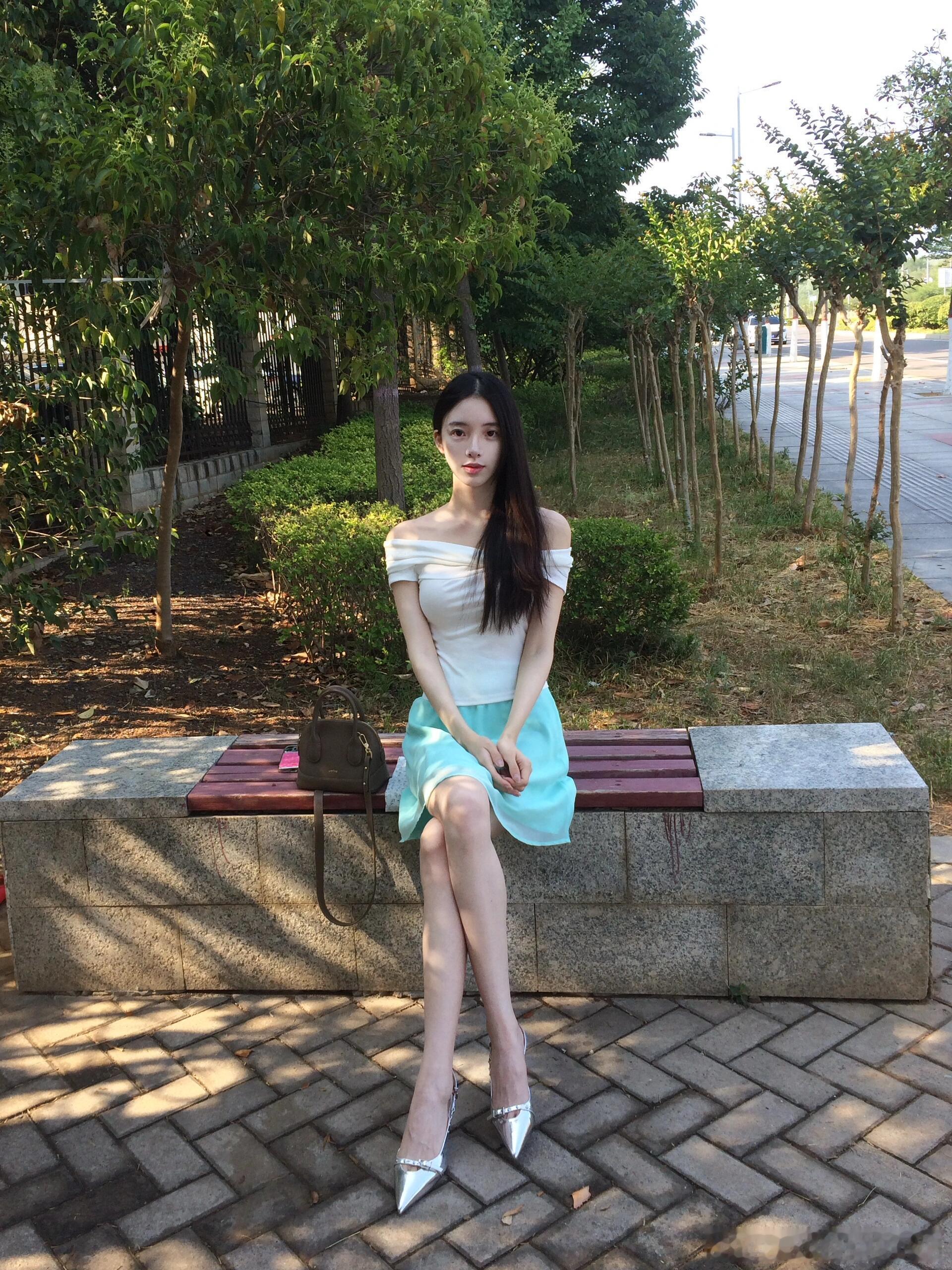 大长腿穿高跟，露肩装更显美~ ​​​