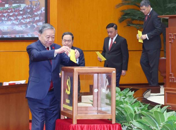 结果出来了！苏林毫无悬念再次成为越南一把手。
 
彻底从之前那个临时过渡的“期中