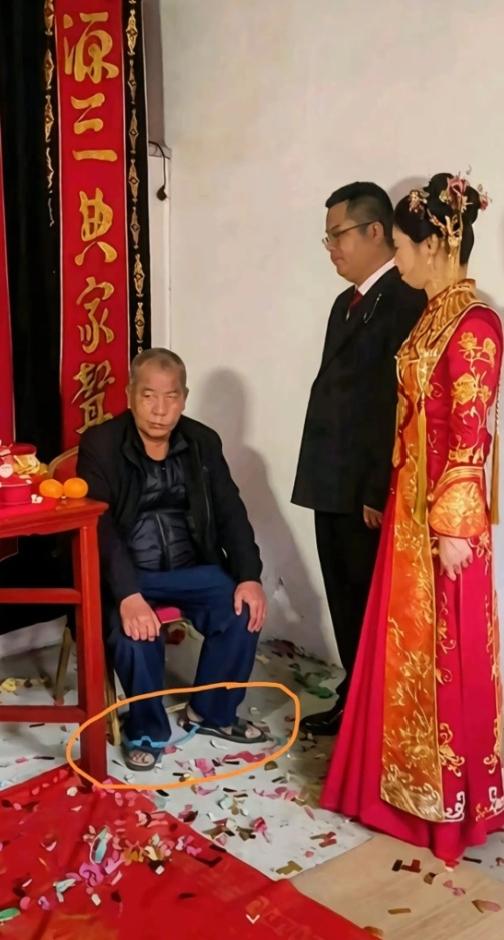 看哭了！婚礼上这一幕太扎心
 
婚礼现场本该热热闹闹，可这张照片看得我心里咯噔一
