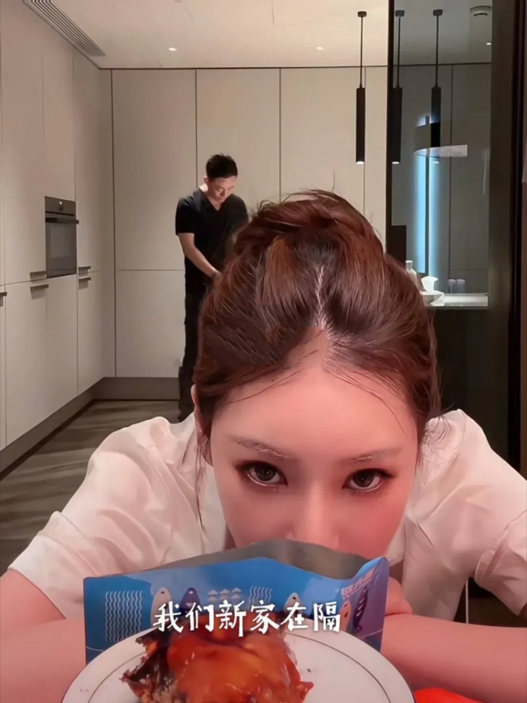 汪小菲在北京给小梅买房了，小梅说：很贵的！这也间接证明汪小菲认定小梅是他以后人生