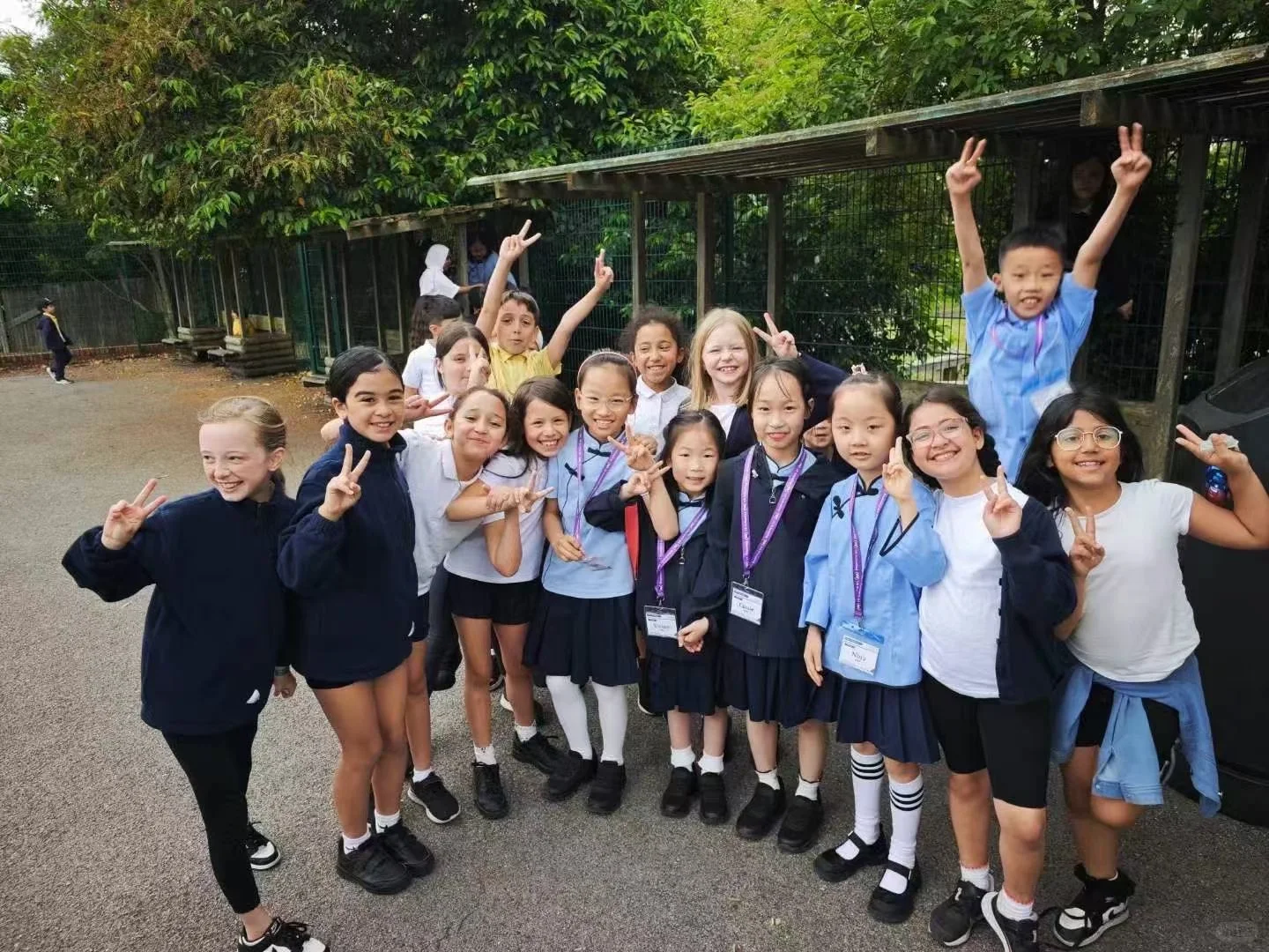 8-13岁学生的英国两周夏令营，孩子们一周在英国学校沉浸式学习英文，一...