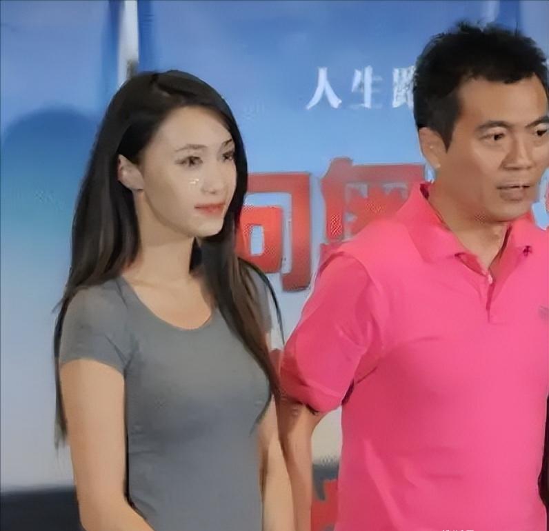 2006年，黄健翔在太太孙颖做完乳腺癌手术后立即提出离婚，孙颖泪流满面地质问：“