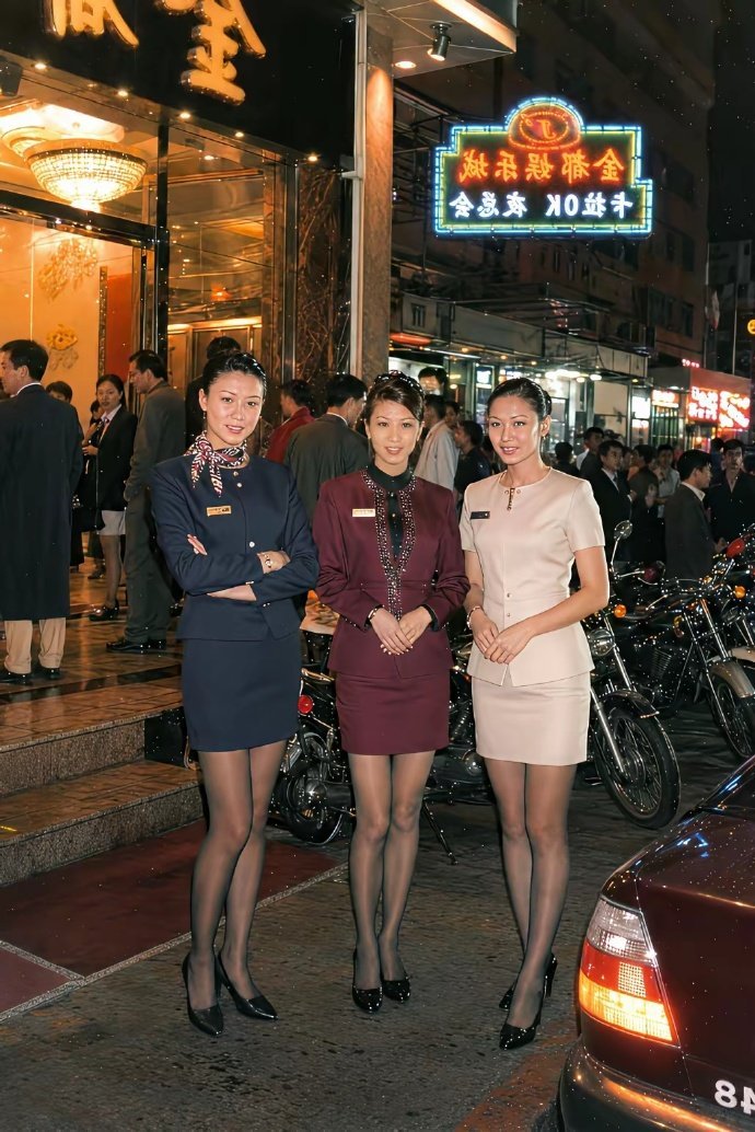 1998年，东莞金都夜总会。经济上升期时的松弛感！