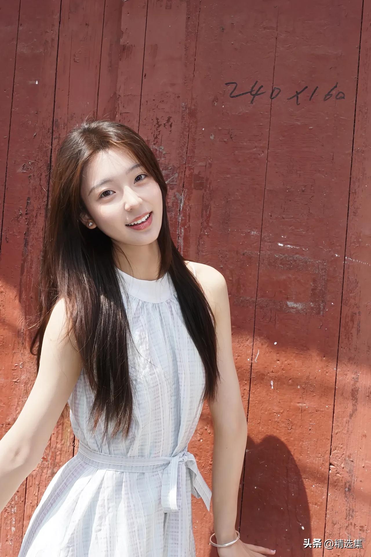 红墙映笑颜，绿树映春光。