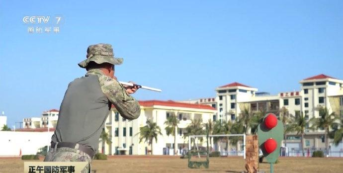 眼花缭乱的热兵器看腻了
看看海军陆战队的吹箭？
我记得这种暗器在以前的武侠片里经