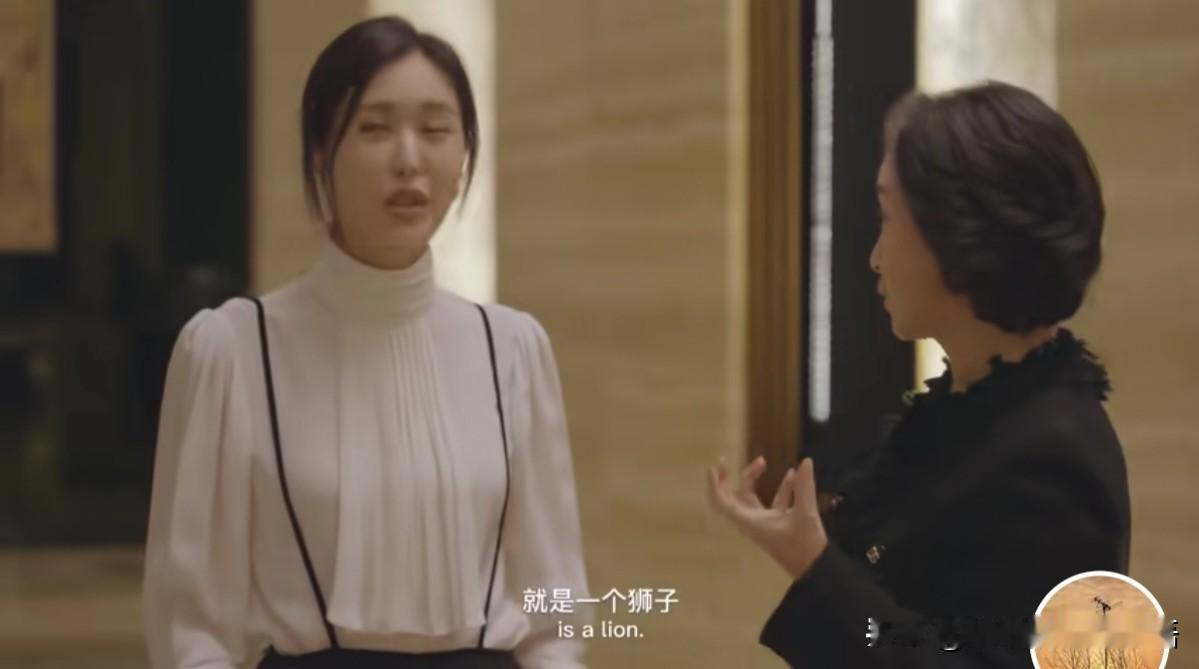 何超琼给田朴珺讲画，田朴珺双手插在兜里，这派头，王石都拿不出来！她自称王的女人，