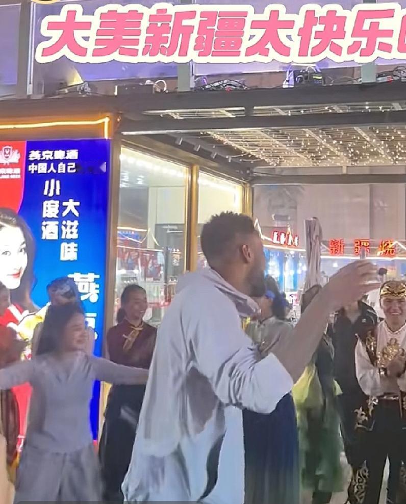 威姆斯被叫“阿卜杜黑力力”，到新疆人民广场跳新疆舞，居然一点都不奔放了

威姆斯