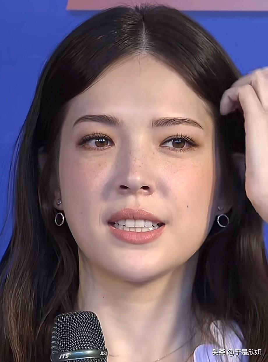 许玮甯生图状态出圈，满脸雀斑依旧惊艳，这才是高级的原生美感
 
近日许玮甯活动采