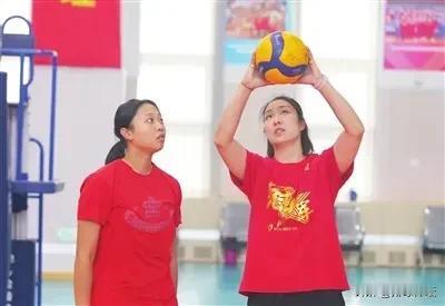 【天津女排原队员殷娜转型：架起一座桥】

过去的20多年时光里，天津女排创造了辉