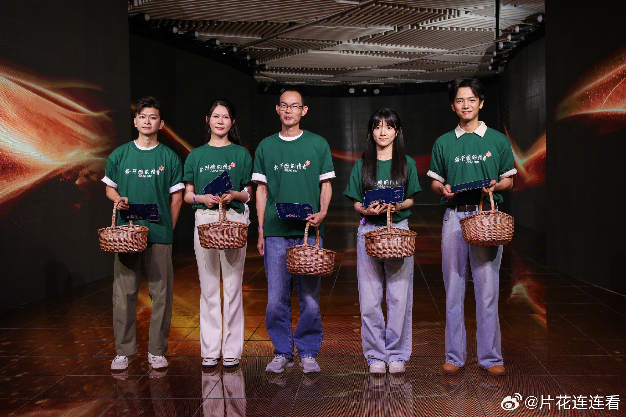 风都偏爱李思潼 李思潼跟着剧组《给阿嬷的情书》一起乘坐官方指定座驾智界 V9 到