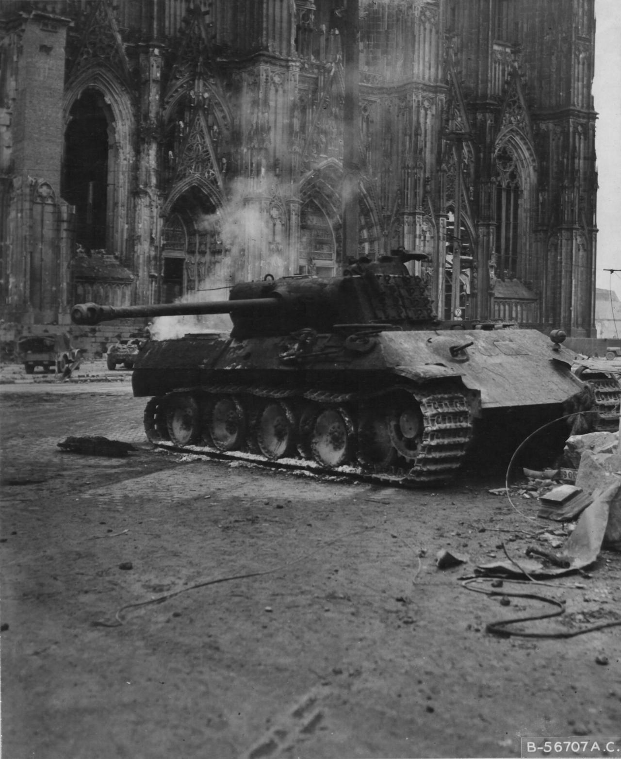二战中最著名的“黑豹”坦克战场照片——1945年3月6日（也有记载说是7日），科