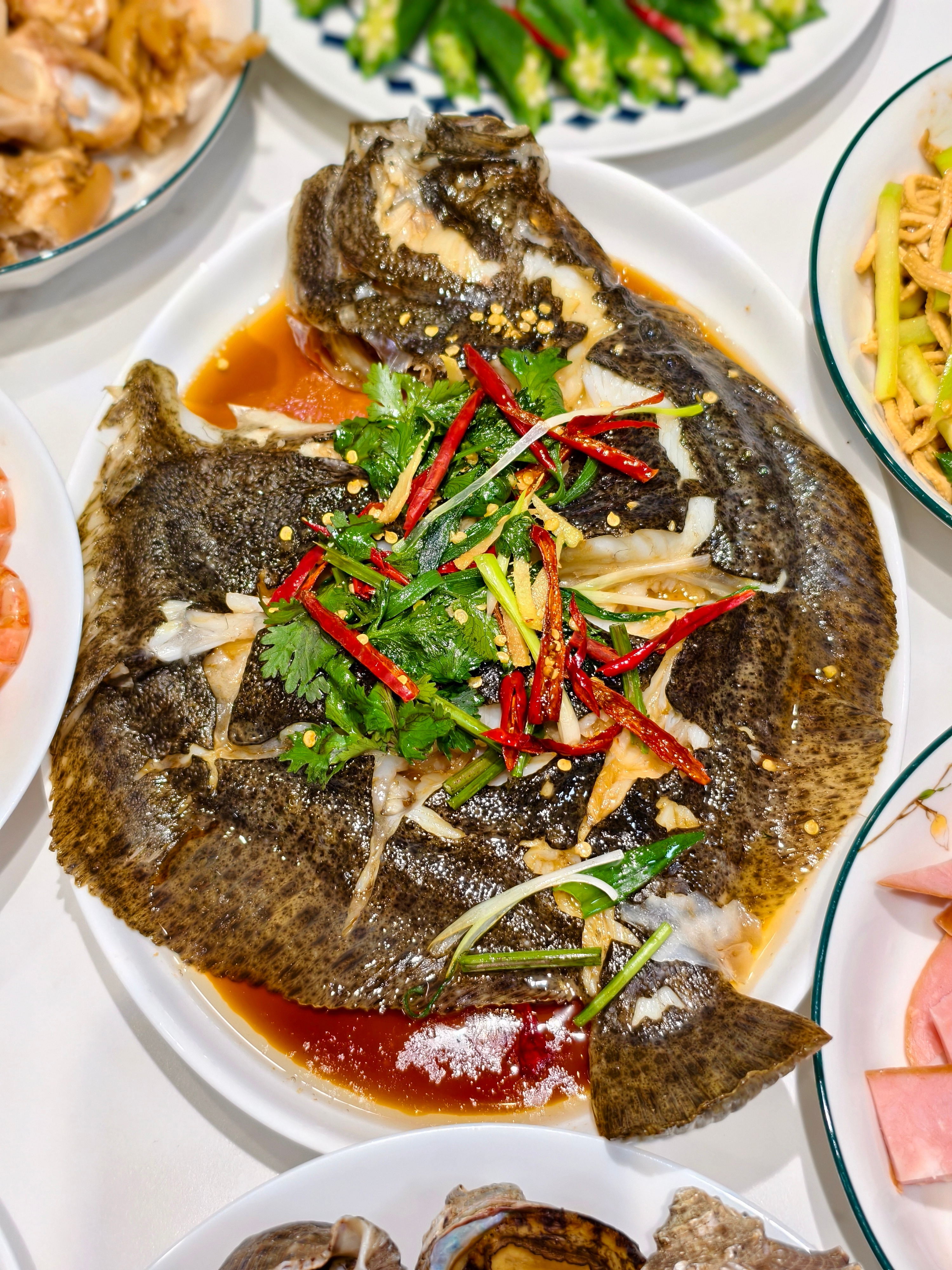 胖东来多宝鱼被指吃出溯源标签 这是自己烹饪的时候没拆吧…… 还怪上人家了。之前，