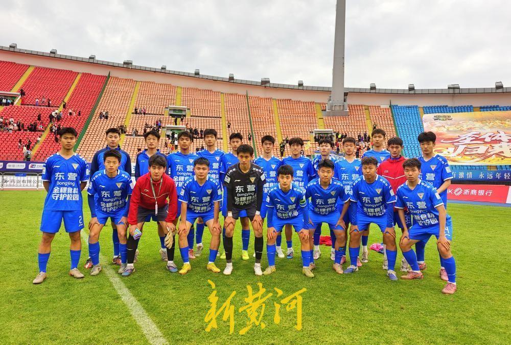 “东营加油！继续战斗！”赛后的省体，回荡着东营球迷的呐喊。5月2日下午，济南队坐