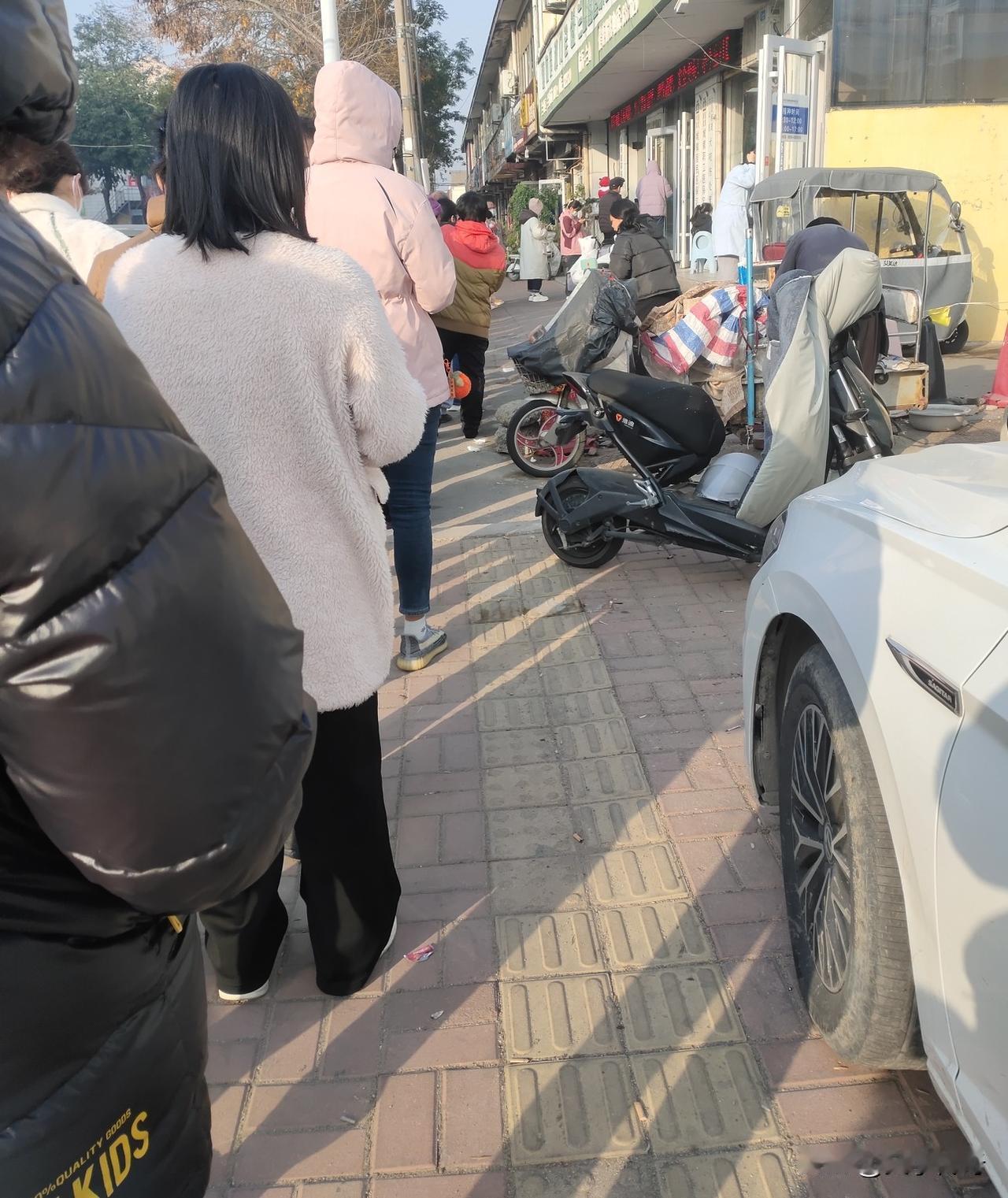 我前面有几十人，后面有几十人，排了两个小时队才到，估计这个诊所一天能看300人以