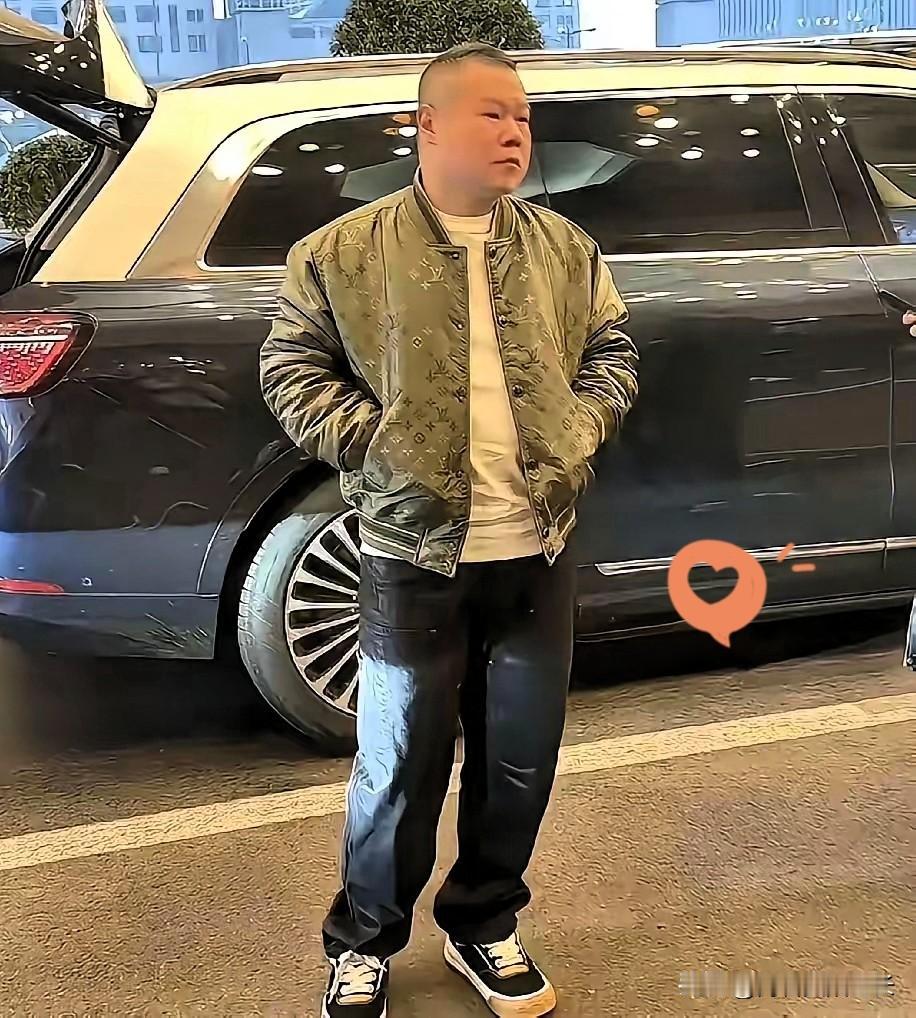 岳云鹏，一位来自草根的相声演员，如今却因一件“普通”的夹克引发了热议。这并不是一