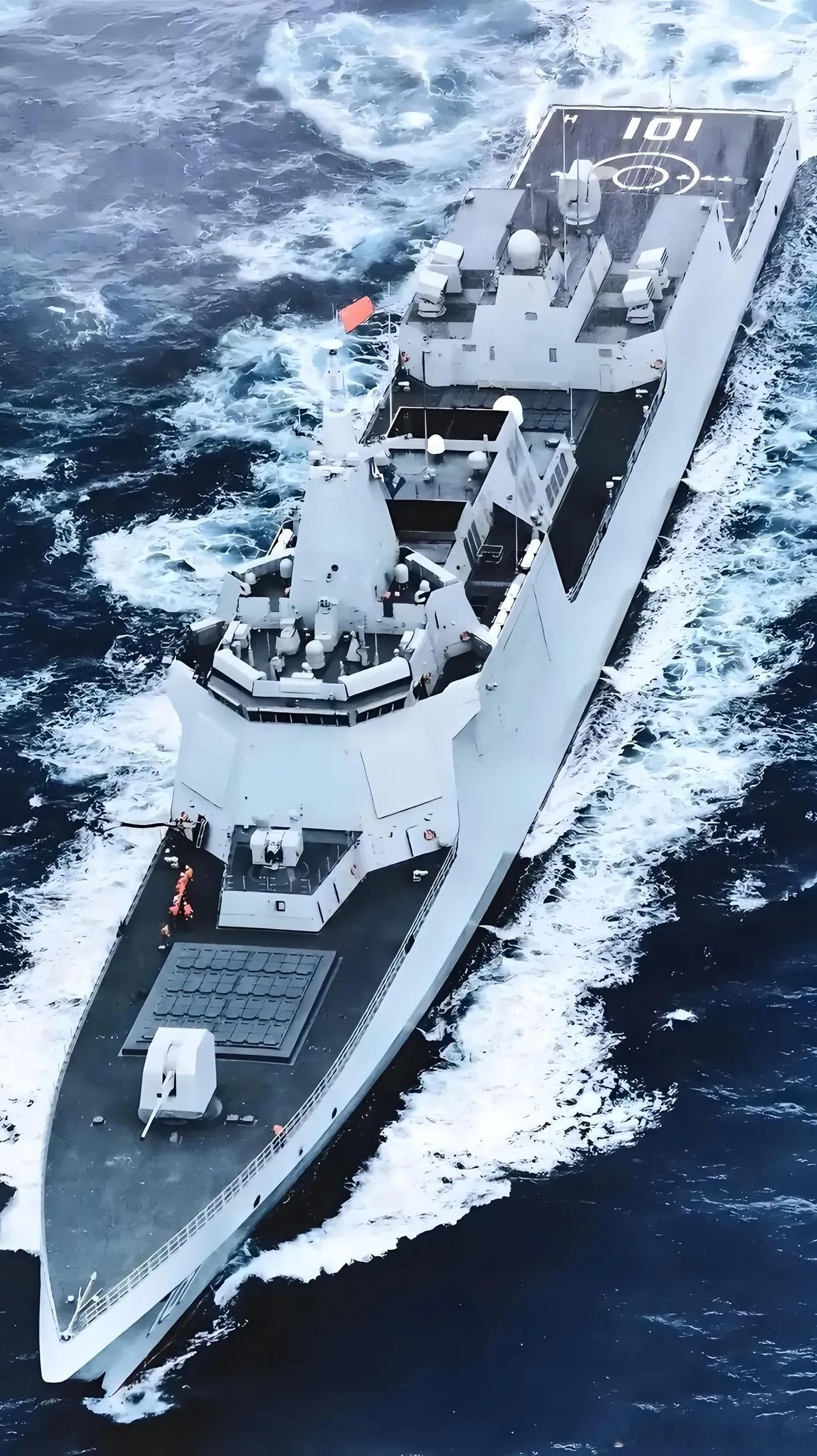 【今日聚焦：四舰同框！中国“万吨大驱”黄海亮剑，向深蓝进发！】黄海某海域，四艘万