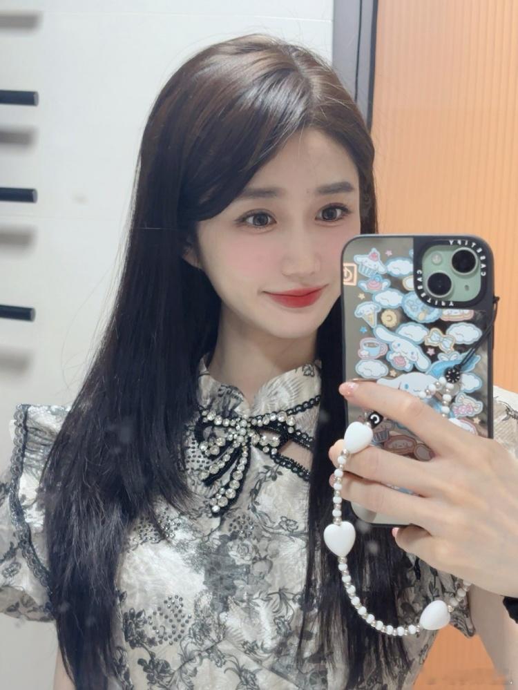 主持小悠晒照：头发过于顺溜所以忍不住拍了两张2025LPL英雄联盟竞技游戏 ​​