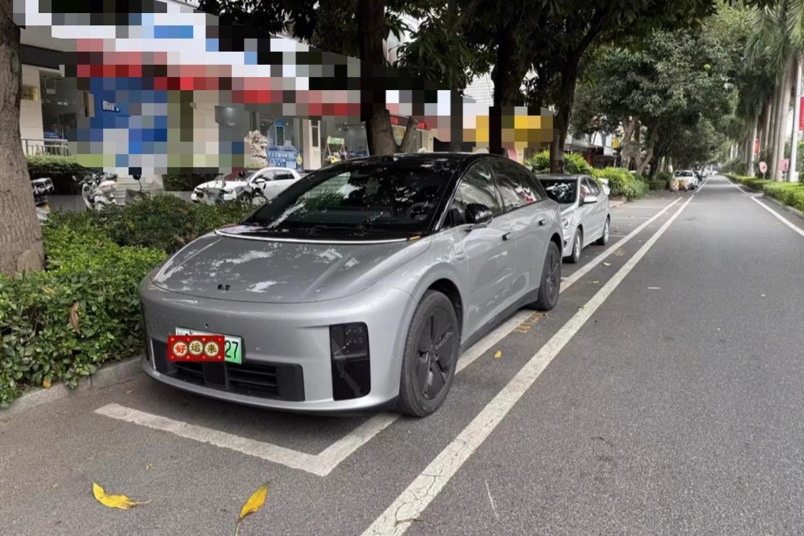 【玉林新能源汽车停一环东某宾馆对面被撞】

近日，网友爆料称：玉林市一辆新能源汽