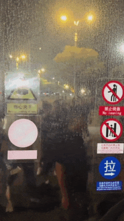 有一对天津父子球迷在武汉地铁被打，事后他们报警，目前打人者已被武汉警方抓获，武汉