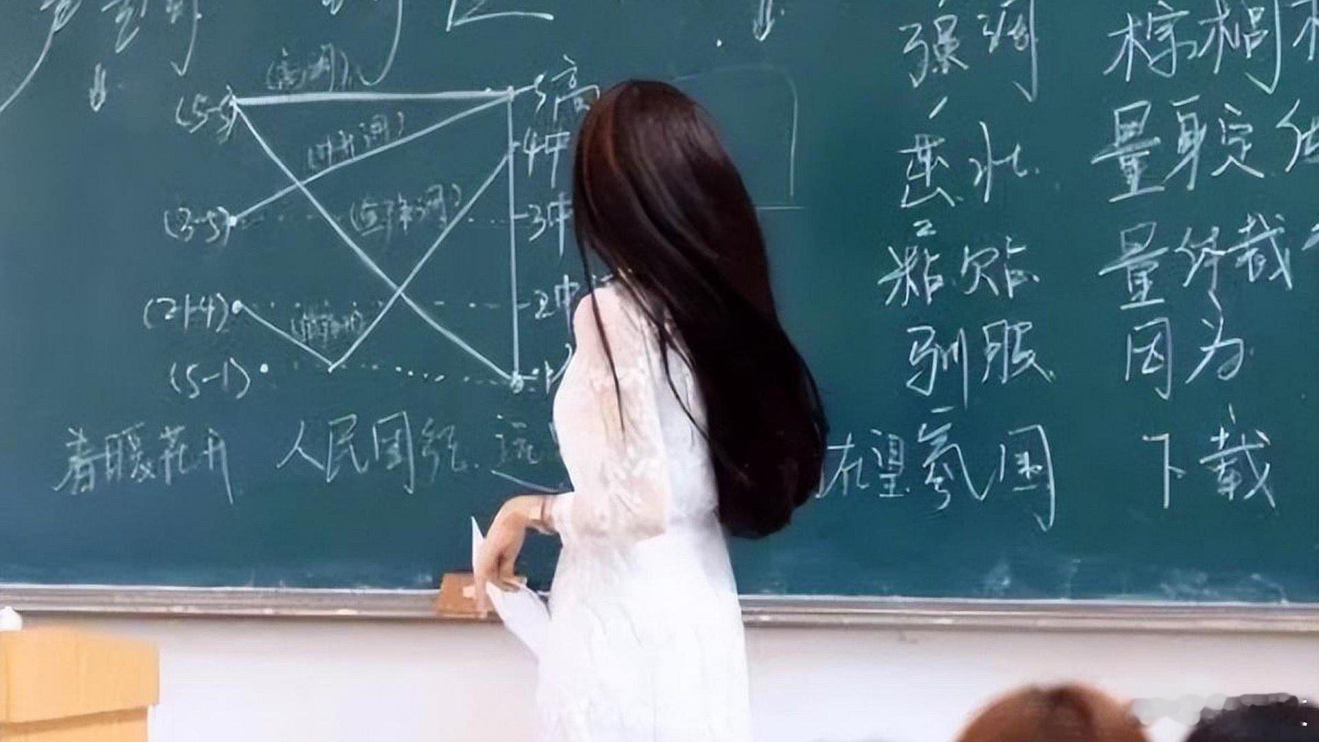 “最近是全体教师最脆弱的时候”，这组热搜数据背后，其实是职业尊严与制度支撑之间的