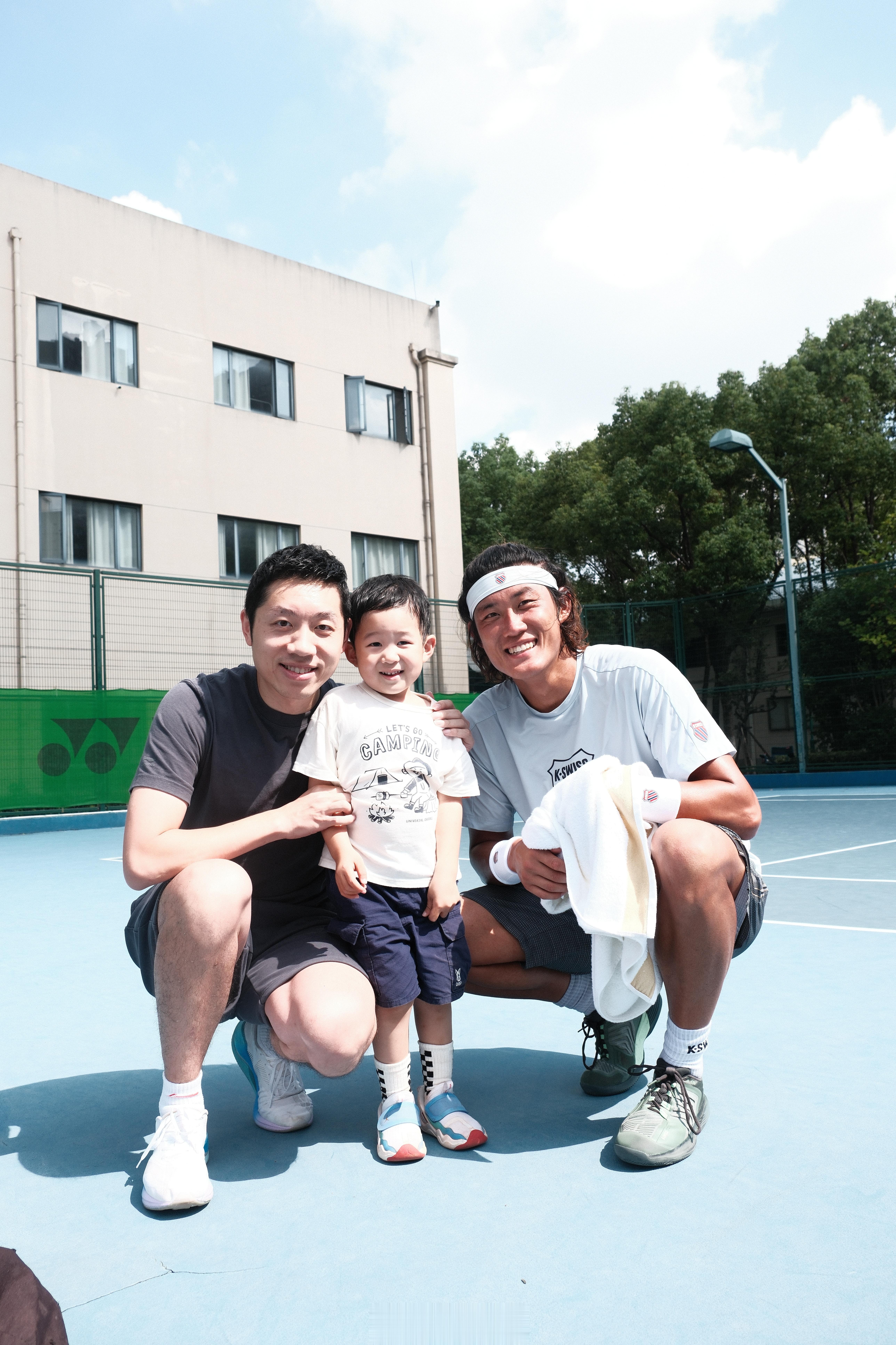 #许昕送阿尔卡拉斯纪念款球衣#带儿子亮相中网，他们一家一直是网球爱好者，之前还跟