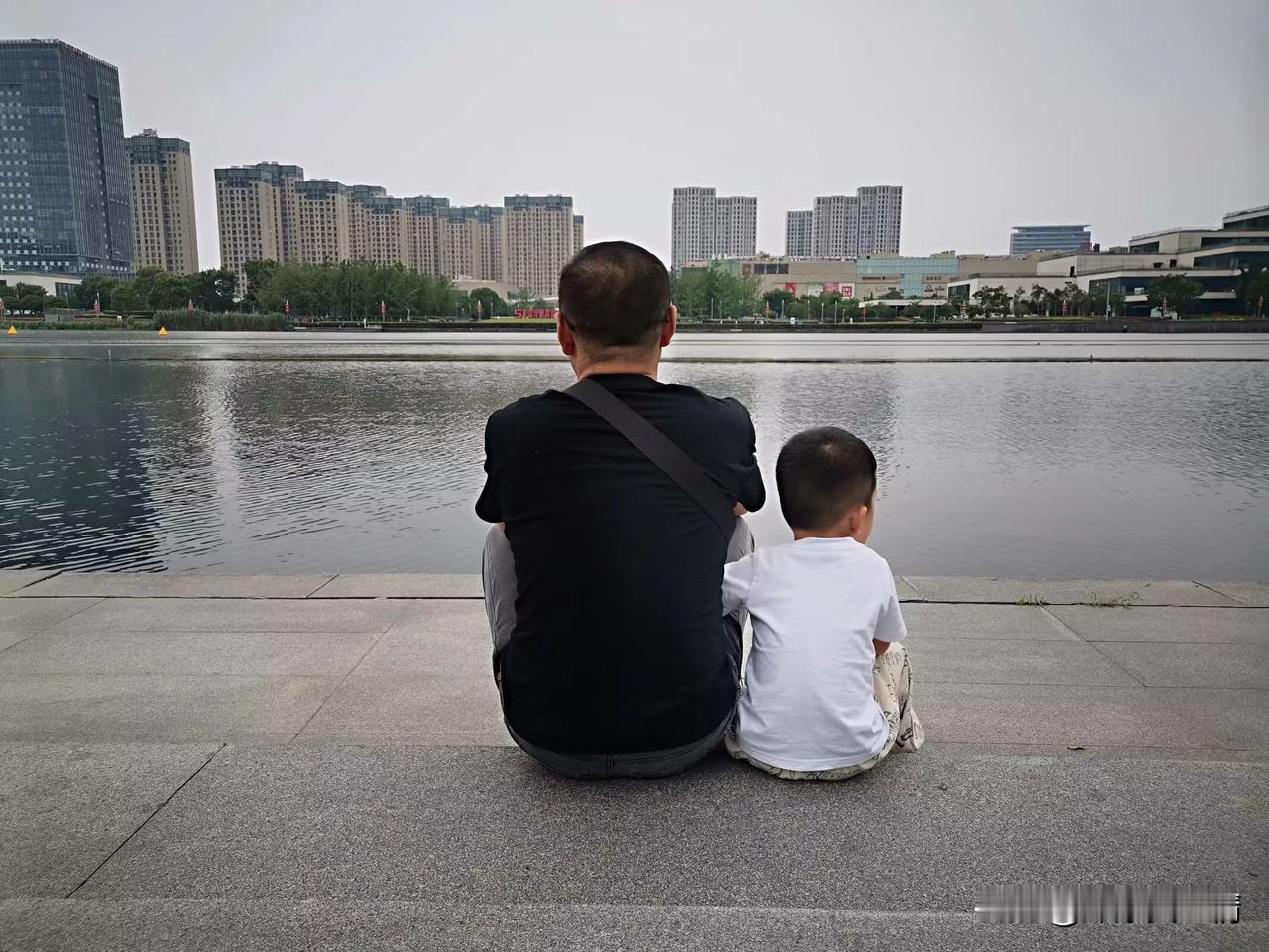 人到了一定年纪该学会，
静而不争，万般随缘。
从前傻傻追根问底，
如今浅浅一笑而