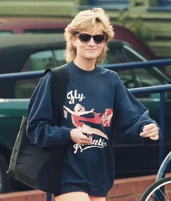 都说黛安娜王妃傻，放着王室的好生活不过非要作
我不这么认为，一入王宫深似海，可以