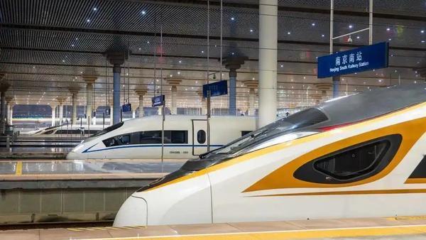 五一期间铁路部门增开约 700 列夜间高铁，集中在京沪、京广等热门干线。

实行