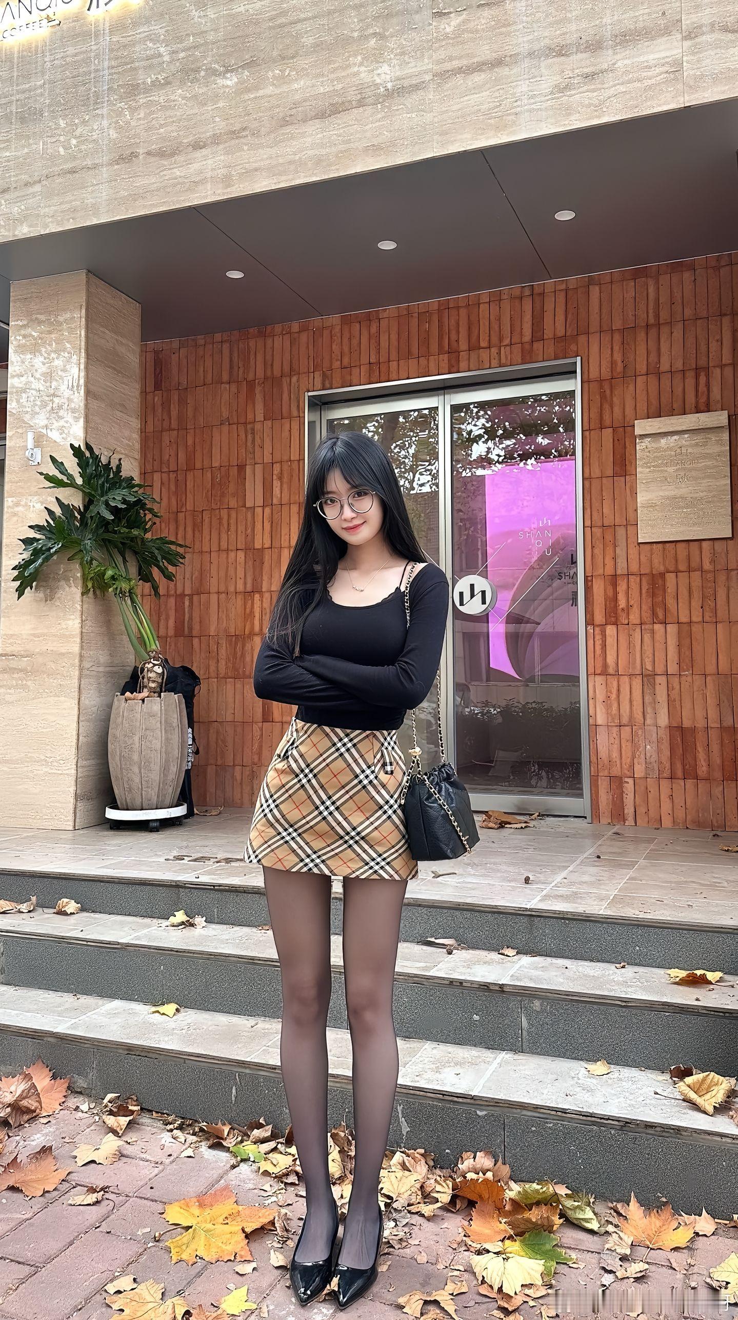 戴眼镜穿丝袜，眼神格外迷人~ 