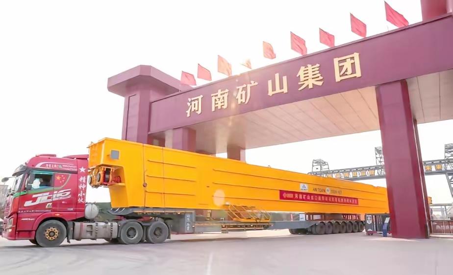 这段文字介绍了河南矿山集团总经理崔培军的人物事迹，重点突出他对员工和乡亲的关怀，