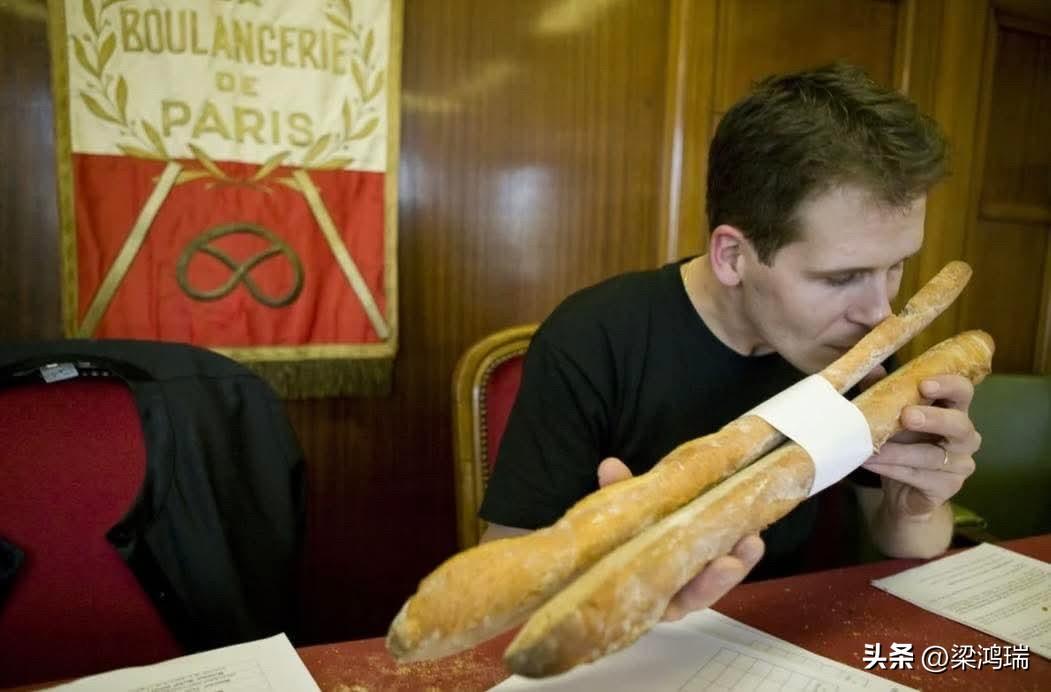 每年在巴黎，面包师们都会参加法国最受欢迎的烹饪传统之一——巴黎市立法棍面包大奖赛