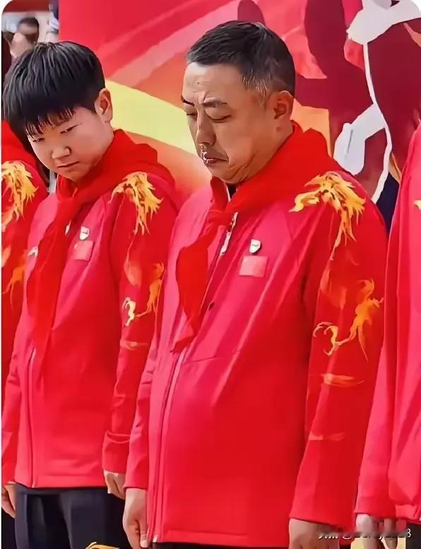 这衣服，这场面，要多喜庆有多喜庆。但是这神情，该是受了多大委屈啊！