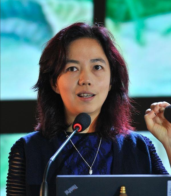 李飞飞在一次访谈中指出：“教育的目的不是考试和成绩”，受到众多网友的攻击，什么“