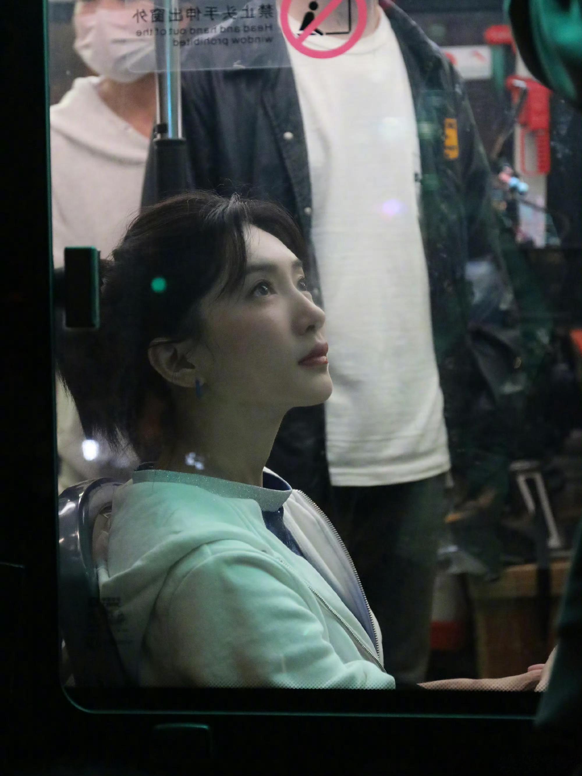 江疏影和赵玫的问与答 被江疏影解读的赵玫共情了。《夜色正浓》里这个角色不非黑即白