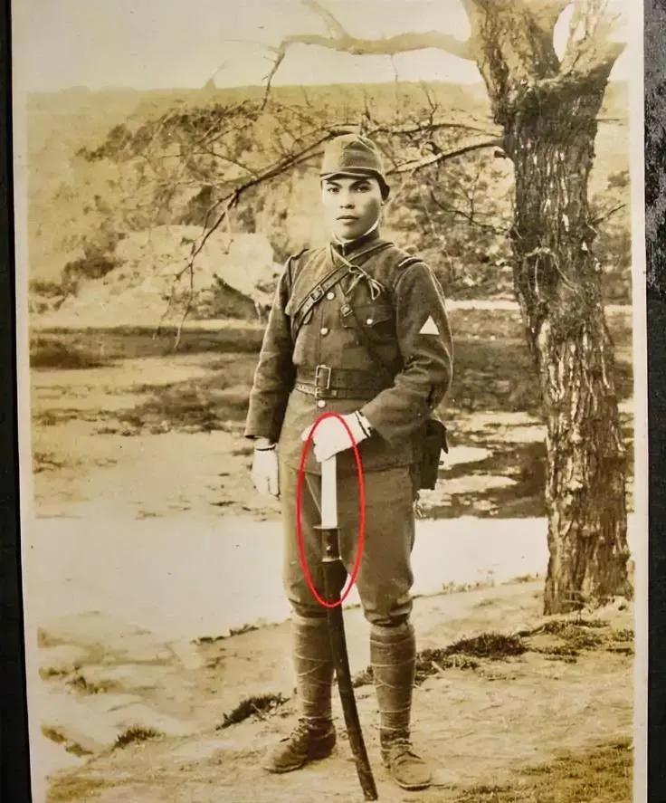 1937年，日军少佐抓到两名漂亮女孩，当着他们父母的面，就要强行霸占。没想到，女
